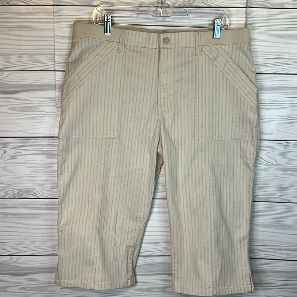 Size 16M  Lee relaxed fit capris